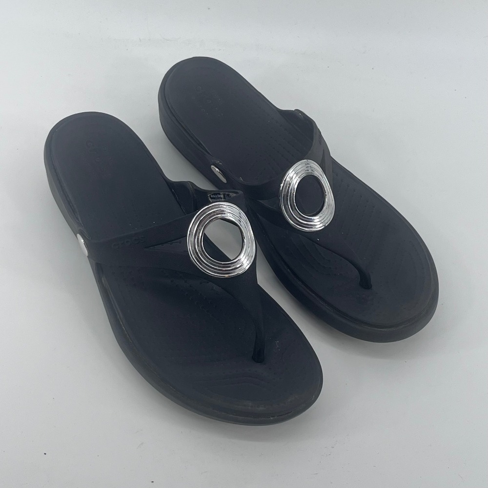Crocs Sanrah Hammered Circle Wedge Sandals Black Silver Ring Thong Flip Flops 10